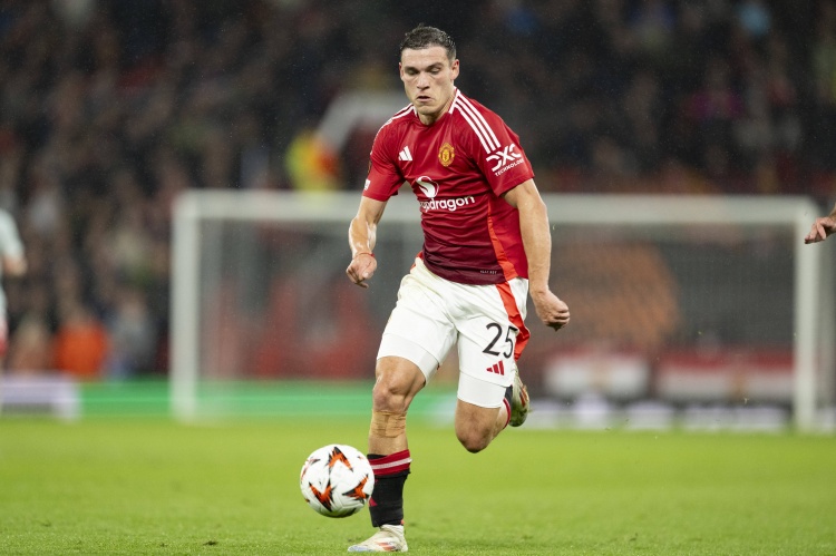 邮报:阿贾克斯关注曼联中场乌加特,但尚未提出正式报价